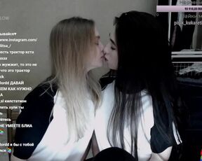 2 Russian Girls make out on Twitch Stream after a Big Donation.