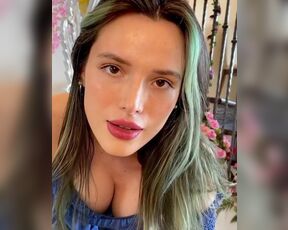 Bella Thorne singing on Instagram 2