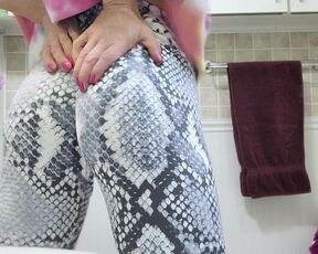 Nerdy Faery Gets New Leggins. Close up Piss