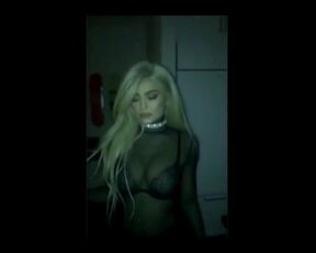 Kylie move her BOOBS with EXTRA !!!!