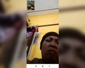 Mak Haji Isnah Paling Ganas Sekelurahan Jarang Pake Celana